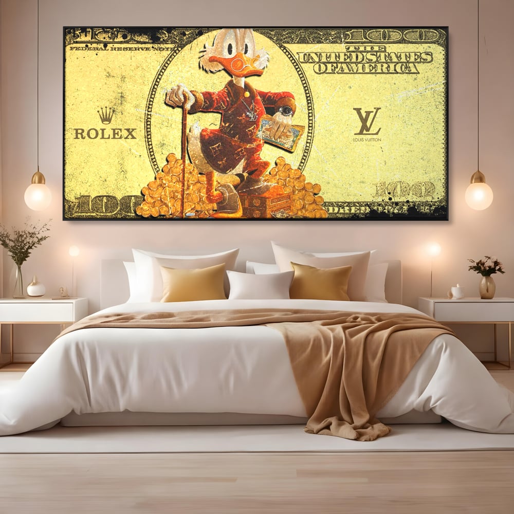 Tablou canvas cu tablou canvas cu personaj disney si bani, in rama de aluminiu negru, pe perete intr-un dormitor